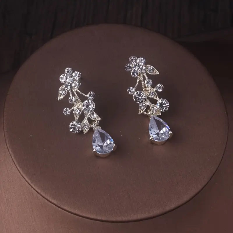 Elegant Bridal Jewelry Set — Alloy Teardrop Necklace & Earrings with Synthetic Zirconia — Exquisite Wedding Accessory for Parties & Special Events